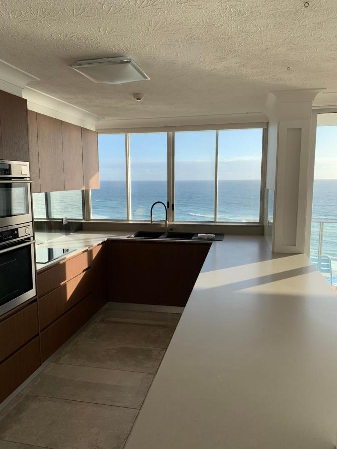 Pacific Regis Beachfront Holiday Apartments Гоулд Коуст Екстериор снимка