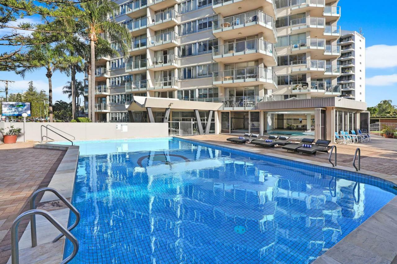 Pacific Regis Beachfront Holiday Apartments Гоулд Коуст Екстериор снимка
